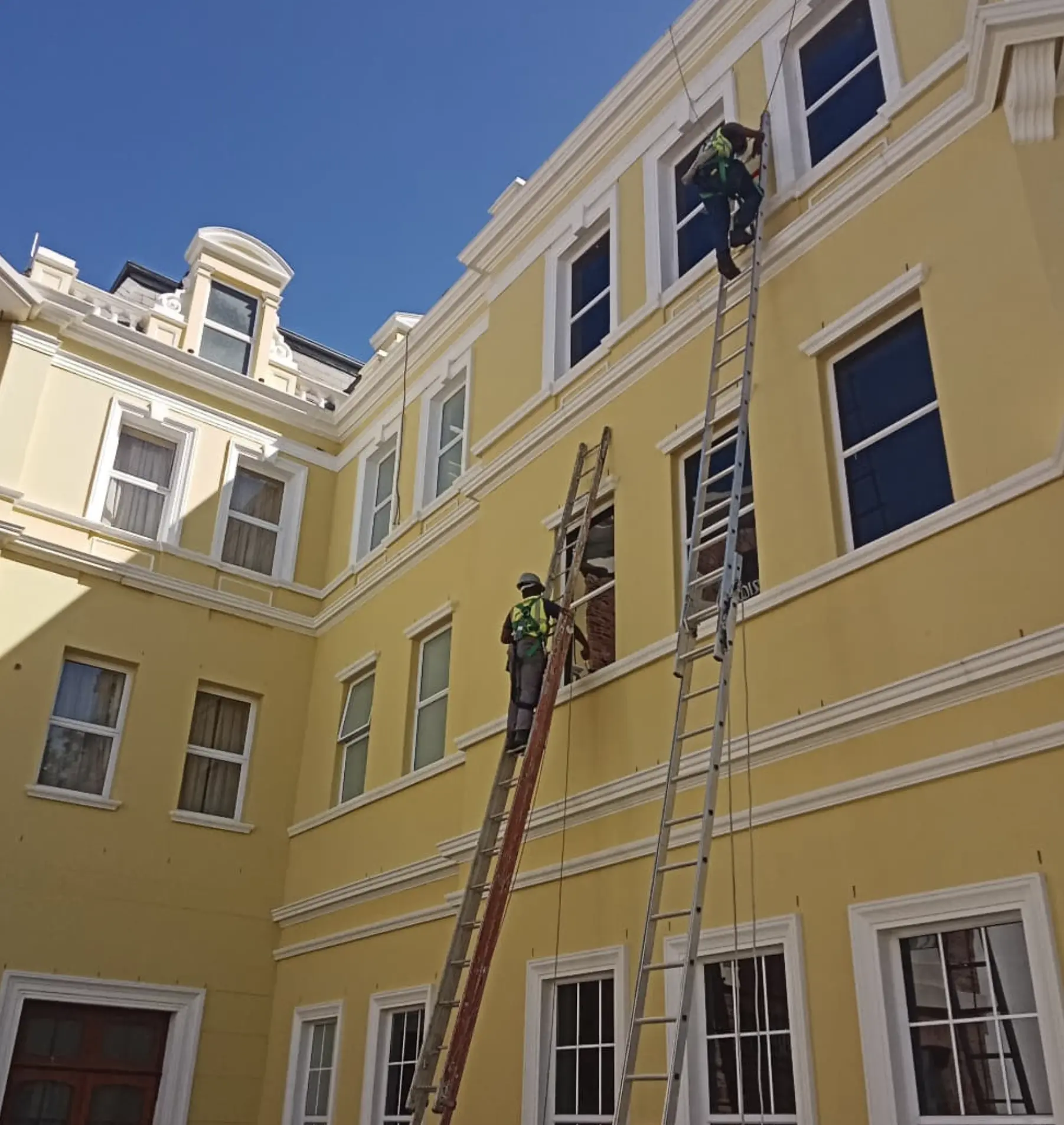 Purikelapa | Can high-rise window cleaning be done in bad weather? High-rise buildings Cleaners