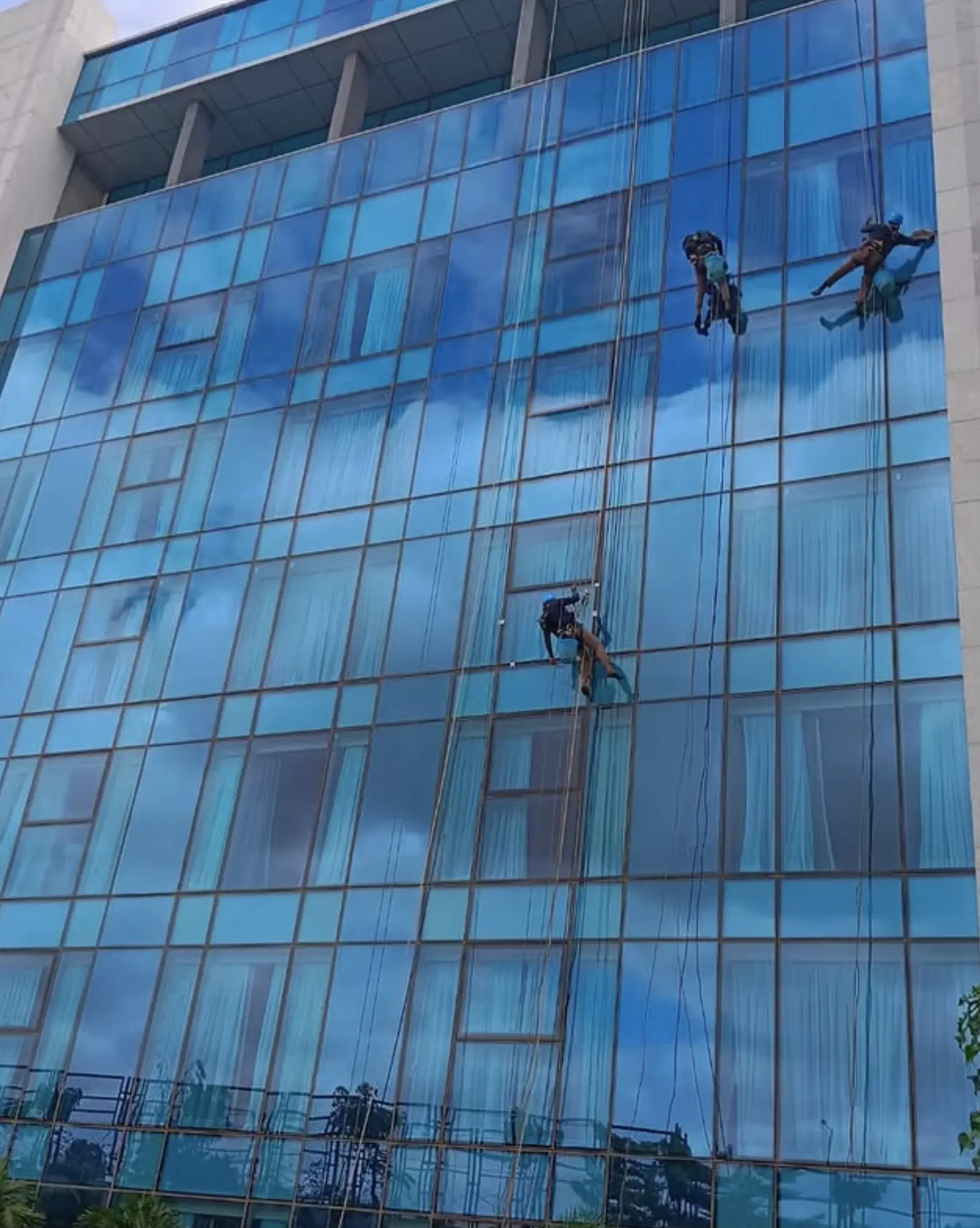Purikelapa | Can high-rise window cleaning be done in bad weather? Rope-access Window Cleaning